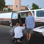 on-a-plane,-a-snake!-an-african-pilot-discovers-a-cobra-under-his-seat